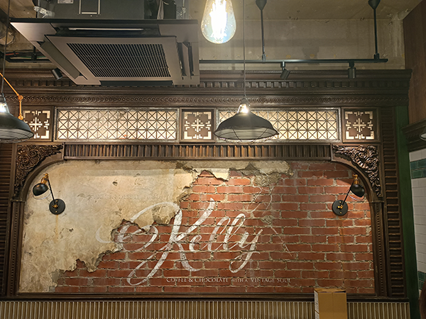 映画・ドラマの美術チームが創り出す非日常空間!ヴィンテージに包まれるデザインカフェ「Kelly」誕生